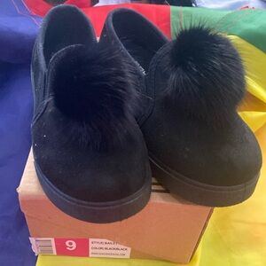 Soho kids size 9 Pom Pom suede fashion sneakers
